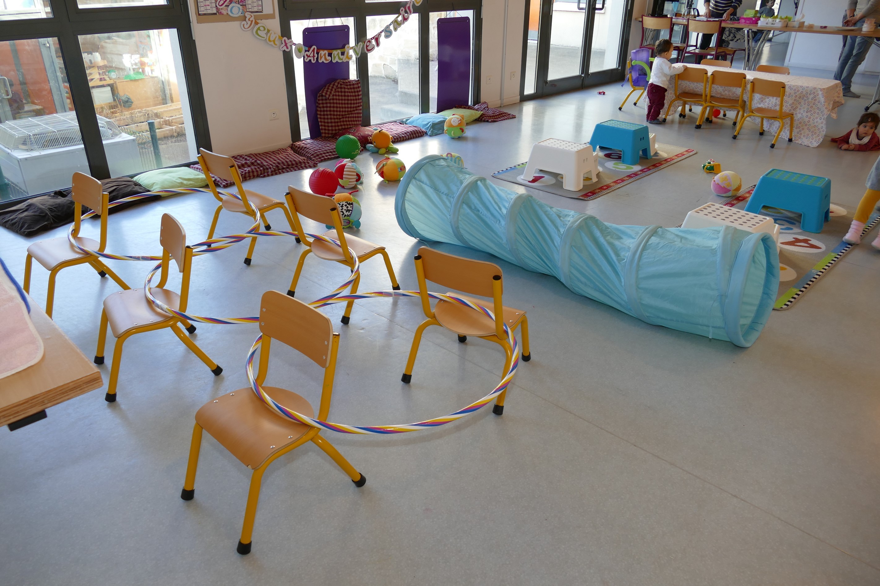 Voici les cerceaux avec les chaises